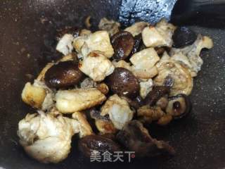 啤酒香菇焖鸡肉的做法步骤：4