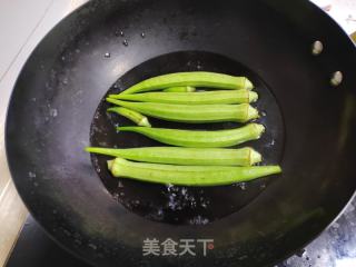 咸蛋白炒秋葵的做法步骤：3