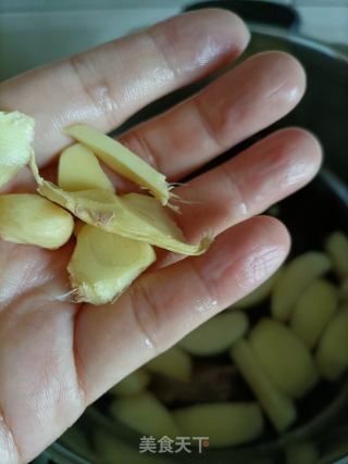羊肚菌苹果扇骨汤的做法步骤：4