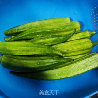 秋葵煎牛排的做法步骤：1