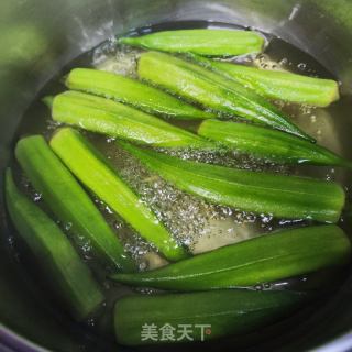 秋葵煎牛排的做法步骤：3
