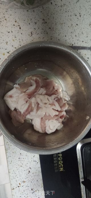 麻辣江湖之下饭硬菜——水煮肉片的做法步骤：1