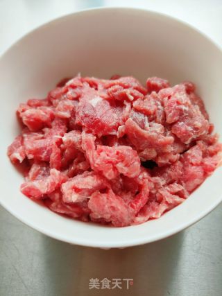洋葱炒牛肉的做法步骤：1