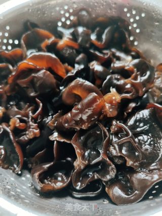 木耳炒肉的做法步骤：1