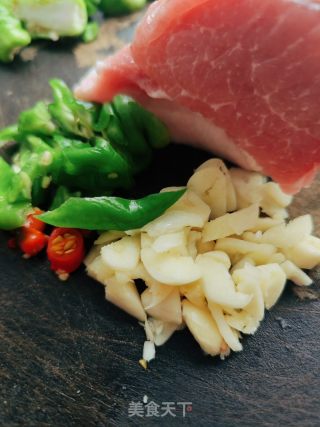 木耳炒肉的做法步骤：2