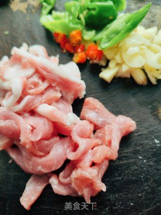木耳炒肉的做法步骤：3