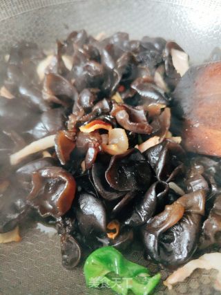 木耳炒肉的做法步骤：9