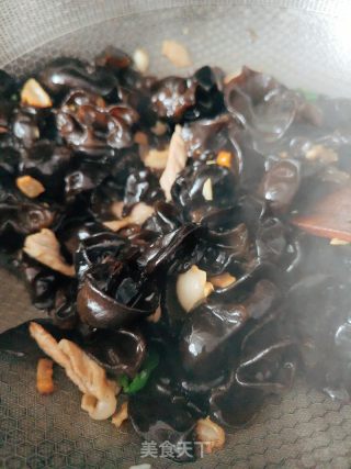 木耳炒肉的做法步骤：11