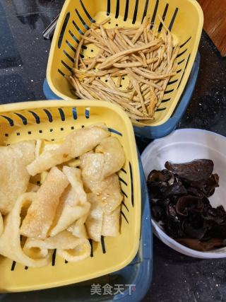 猪皮炒黄花菜的做法步骤：1