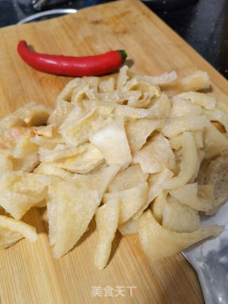 猪皮炒黄花菜的做法步骤：2