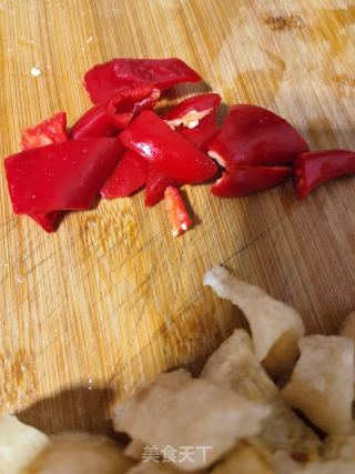 猪皮炒黄花菜的做法步骤：3