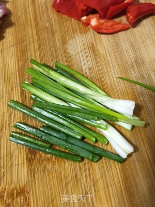 猪皮炒黄花菜的做法步骤：4