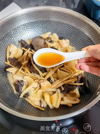 猪皮炒黄花菜的做法步骤：10
