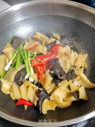 猪皮炒黄花菜的做法步骤：12