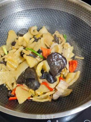 猪皮炒黄花菜的做法步骤：13