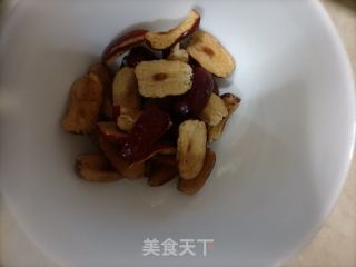 紫米莲子百合红枣粥的做法步骤：2