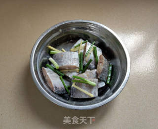 油煎带鱼的做法步骤：2