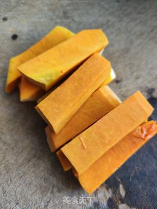 金沙南瓜的做法步骤：1