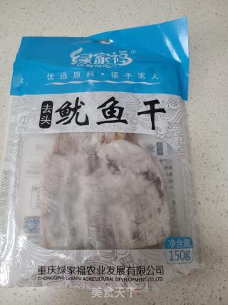 青椒爆炒干鱿鱼丝的做法步骤：1