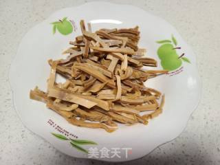 青椒爆炒干鱿鱼丝的做法步骤：4