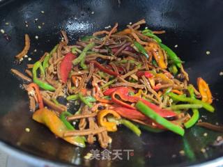 青椒爆炒干鱿鱼丝的做法步骤：8