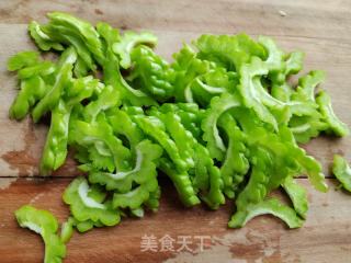 洋葱苦瓜炒蛋的做法步骤：3