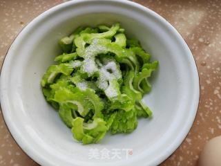 洋葱苦瓜炒蛋的做法步骤：4