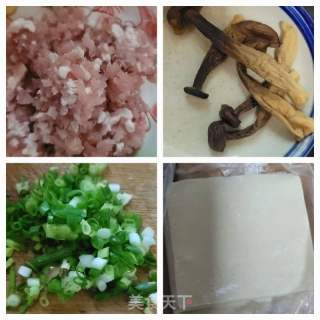 鹿茸菇猪肉云吞的做法步骤：1