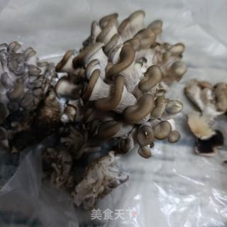 猪肉鸡肉炖云蘑的做法步骤：1