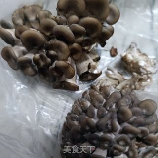 猪肉鸡肉炖云蘑的做法步骤：2