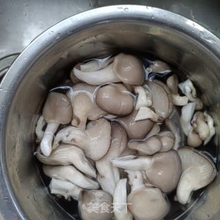 猪肉鸡肉炖云蘑的做法步骤：3