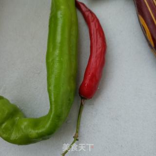 辣椒炒鸡皮的做法步骤：1