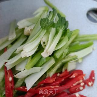 辣椒炒鸡皮的做法步骤：2