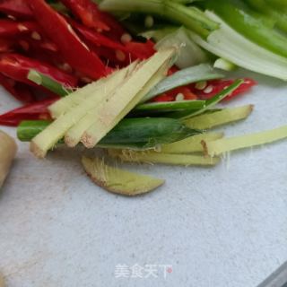 辣椒炒鸡皮的做法步骤：3