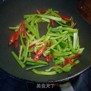 辣椒炒鸡皮的做法步骤：7