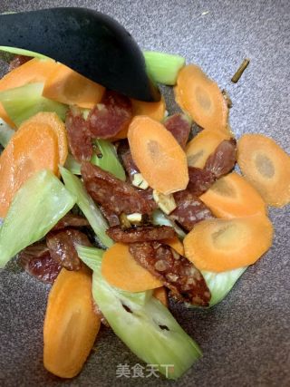 臘腸炒萵筍的做法步骤：5
