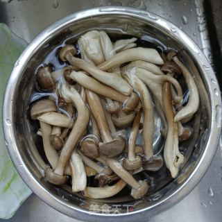 梅花肉炒鹿茸菇的做法步骤：1