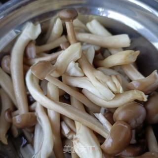 梅花肉炒鹿茸菇的做法步骤：2