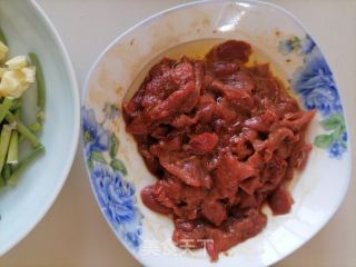 蒜苔炒牛肉的做法步骤：2