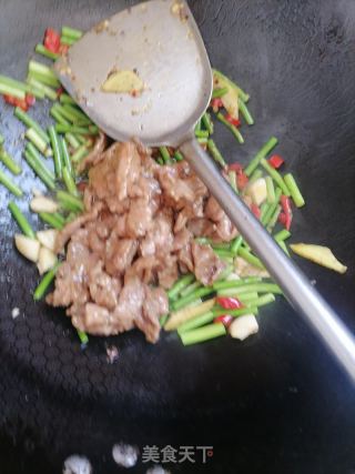 蒜苔炒牛肉的做法步骤：6