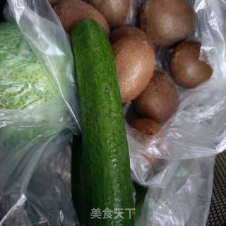 荷兰黄瓜拌乌鸡肉的做法步骤：1