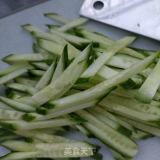 荷兰黄瓜拌乌鸡肉的做法步骤：2