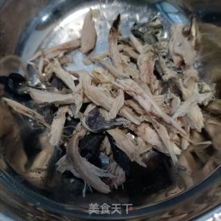 白玉菇香菜拌乌鸡的做法步骤：2