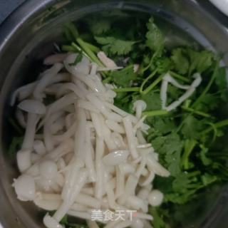 白玉菇香菜拌乌鸡的做法步骤：8