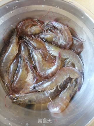 蒜蓉粉丝蒸虾的做法步骤：1