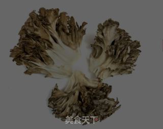 猪肉白菜炖灰树花的做法步骤：1