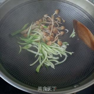 小鸡枞菌青菜虾皮面的做法步骤：9