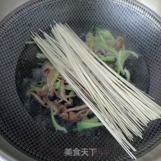 小鸡枞菌青菜虾皮面的做法步骤：11