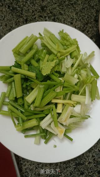 芹菜炒竹笋的做法步骤：1