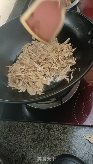 芹菜炒竹笋的做法步骤：4